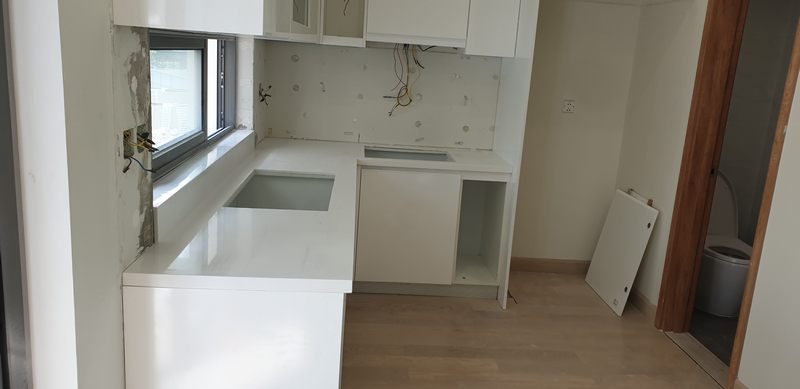 Morehome mang đến cho không gian sống của gia đình những mẫu tủ bếp đẹp và ấn tượng với phong cách thiết kế hiện đại, màu trắng.