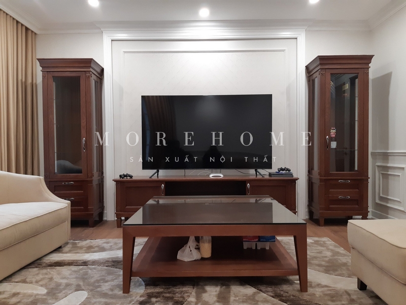 Để thể hiện gu thẩm mỹ và sắp xếp đồ khoa học của gia chủ, thi công nội thất phòng khách gỗ tự nhiên hiện đại để tạo ra một không gian đón tiếp khách tới chơi chu đáo, nhiệt tình.